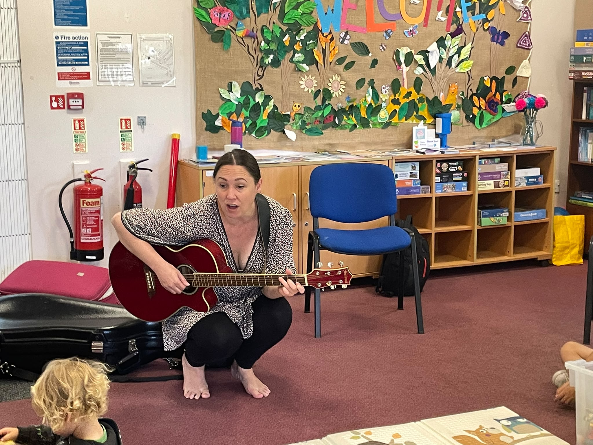 Sarah Dale (Lullanotes) leading a Musical Play Session at Blue Box Community Centre