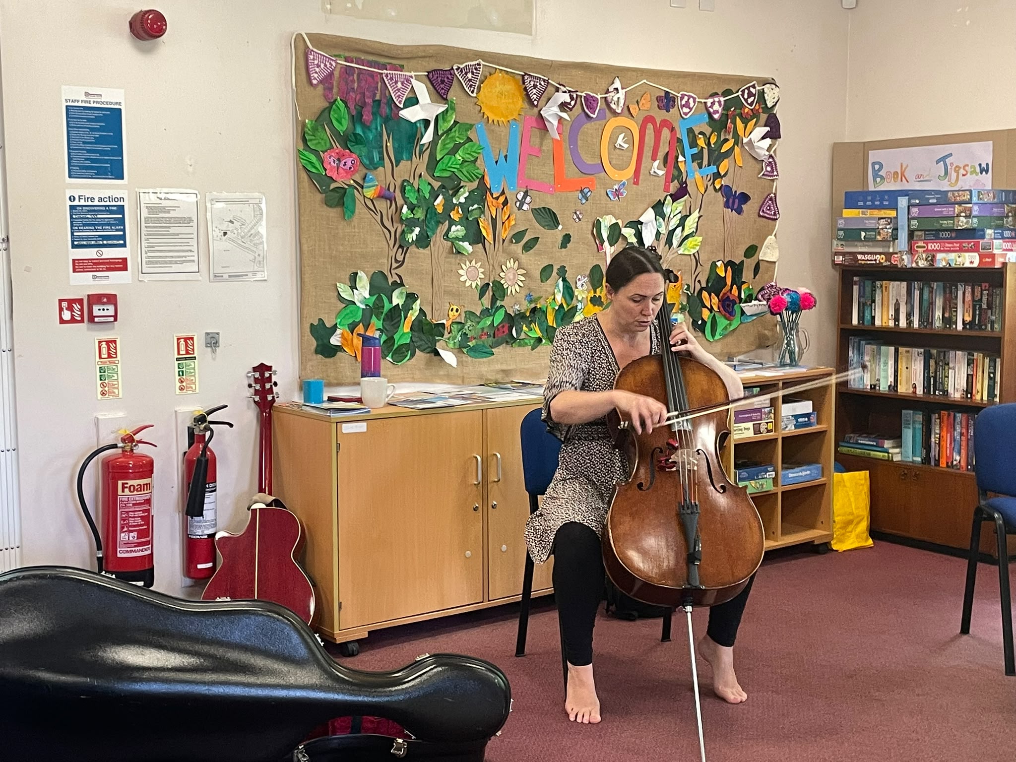 Sarah Dale (Lullanotes) leading a Musical Play Session at Blue Box Community Centre